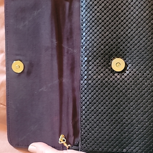 STUNNING WHITING AND DAVIS BLACK MATTE MESH CROSSBODY CLUTCH - Picture 9 of 16
